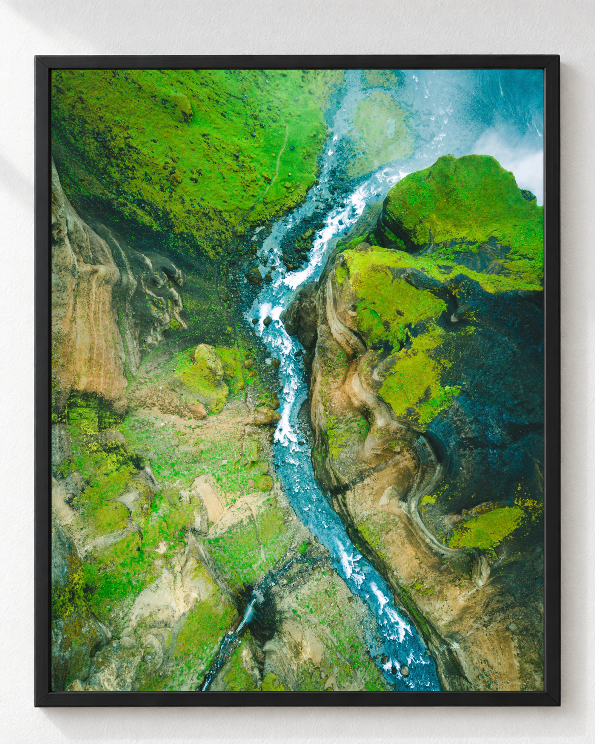 Cuadro de Paisaje Río entre Laderas Verdes