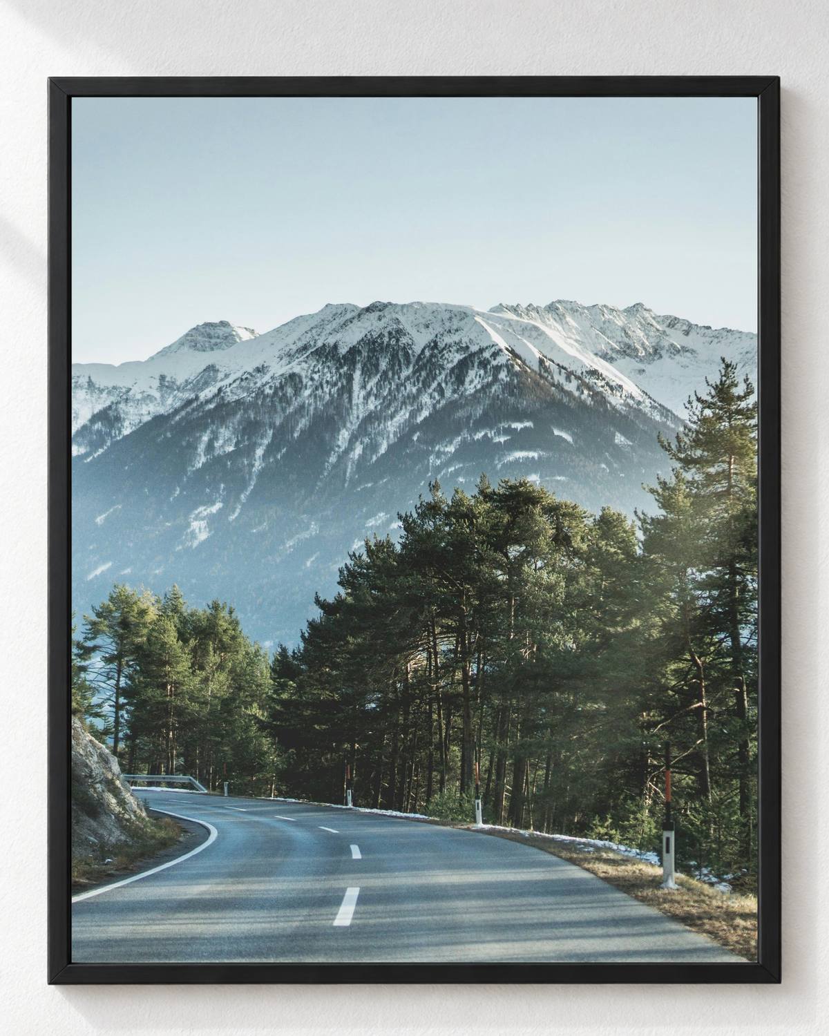 Cuadro de Carretera entre Montañas Nevadas